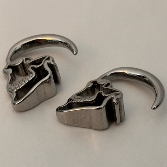 Hanging Skull Tapers - Picture 2 of 6